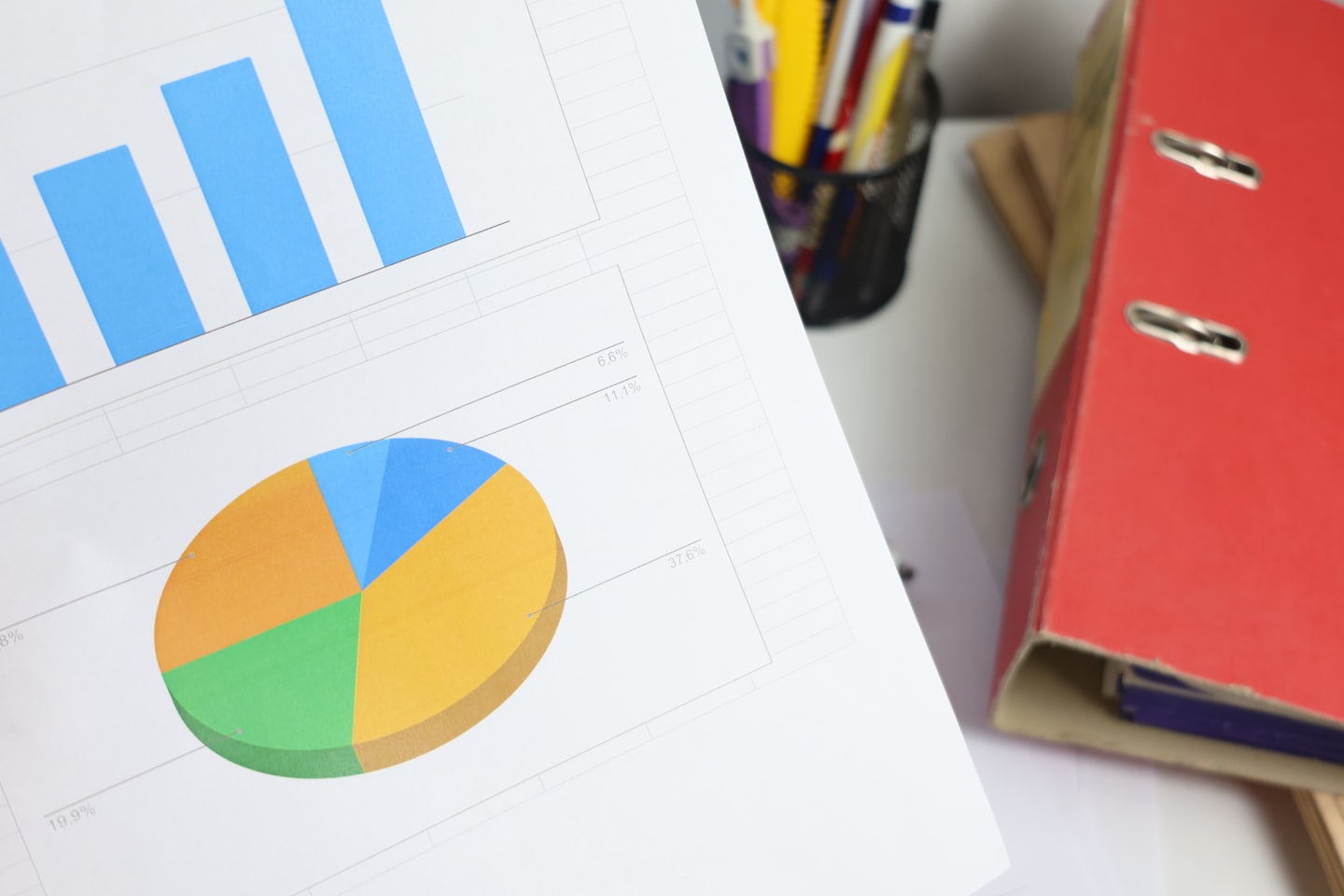 Ofis masasında kağıt üzerinde finansal grafikler.