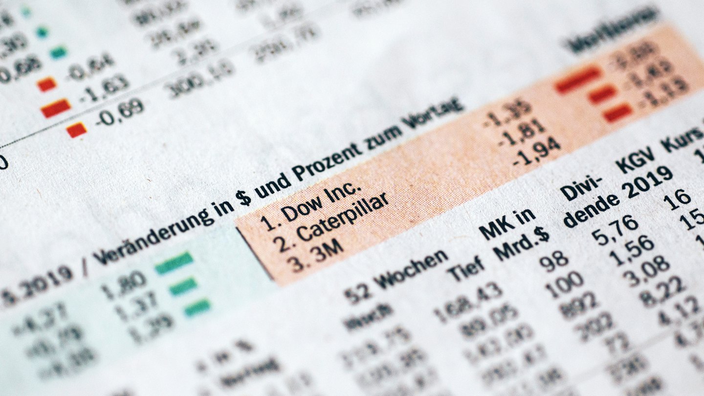 Borsa verilerini ve grafiklerini gösteren finans gazetesi.